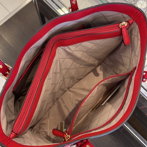 Michael Kors Voyager Small Saffiano Leather Tote Bag
Style# 30H1GV6T4T
NWT
Flame - Picture 13 of 16